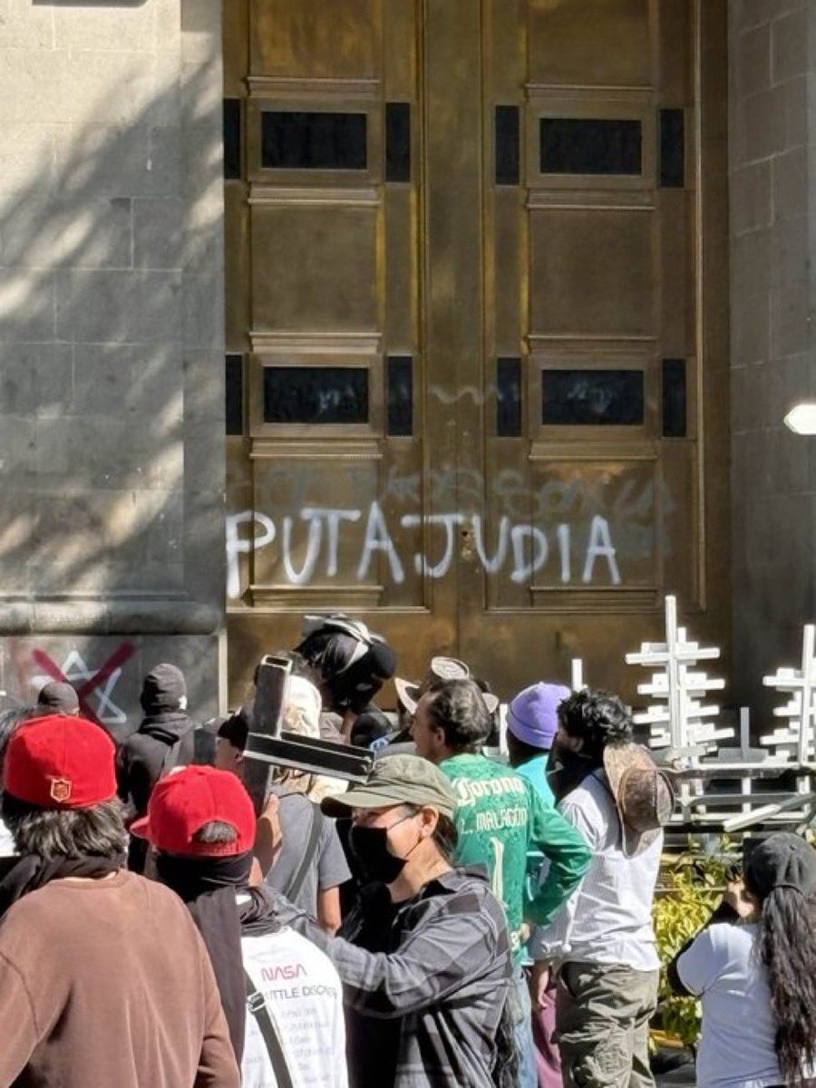 Antisemitic graffiti reading 'Puta Judía' on the National Palace during protests